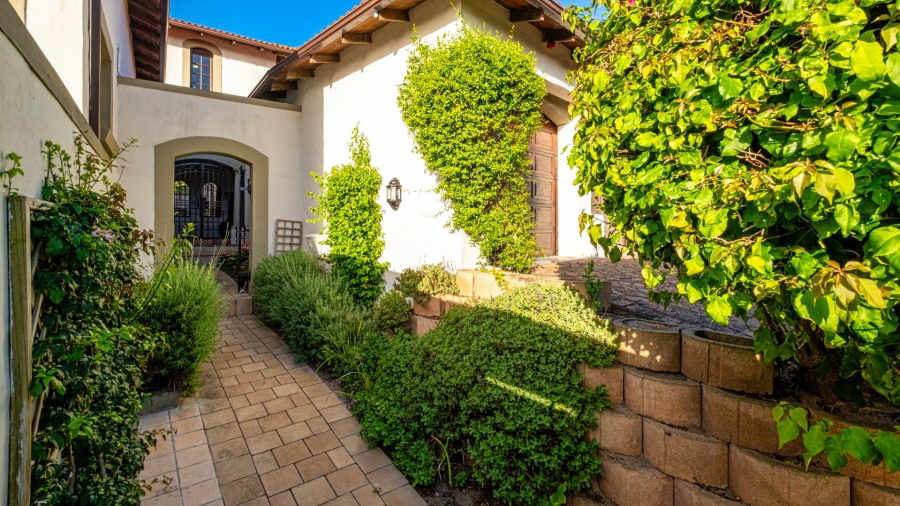 6 Bedroom Property for Sale in Kingfisher Creek Western Cape